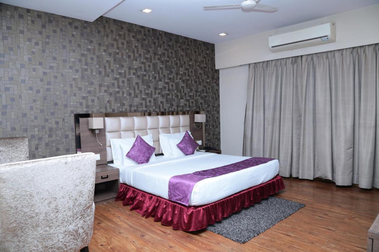 Kc Manor Hotel Jamshedpur Buitenkant foto
